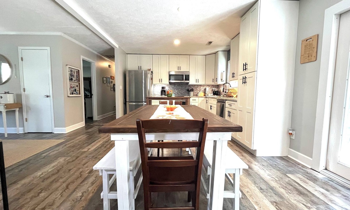 Kings Grant House | Near ILM Family Gathering Home, Sleeps up to 8, host up to 12. Your Holiday spot