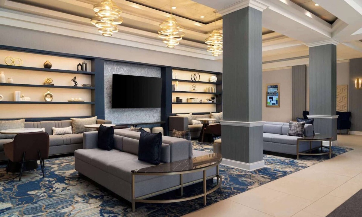 Pikesville Hotel | Near Maryland Zoo in Baltimore + Dining & Fitness