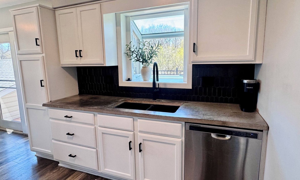 Rochester House | Near Mayo Clinic 4-Bed w/Private Deck & Fire Pit