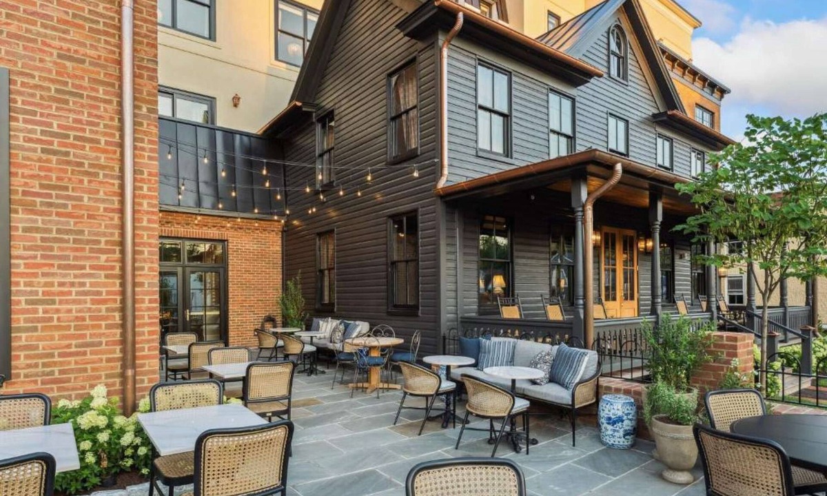 Leesburg's Old and Historic District Hotel | Near Top Wineries | Pet Friendly, Sauna + Dining