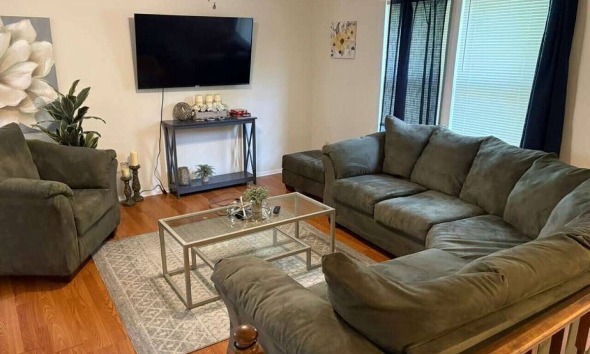 Charlotte House | Near Uptown Charlotte | 4BR Sleeps 9 | King Suite + Yard