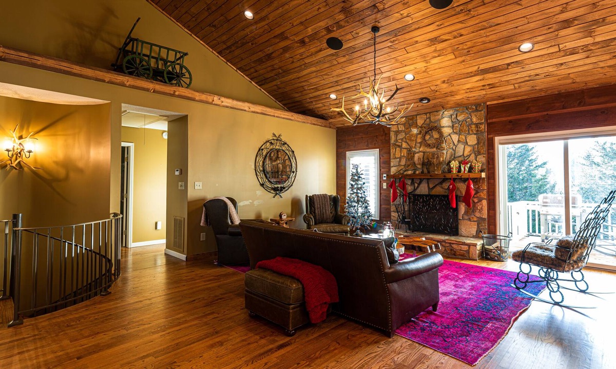 Vilas House | NEW! 18 acre PRIVATE country estate with HOT TUB and FIRE!