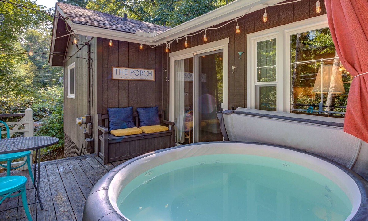 Mill Ridge Cabin | New! Cottage On The Rocks, Pet Friendly, Hot Tub, Central Location
