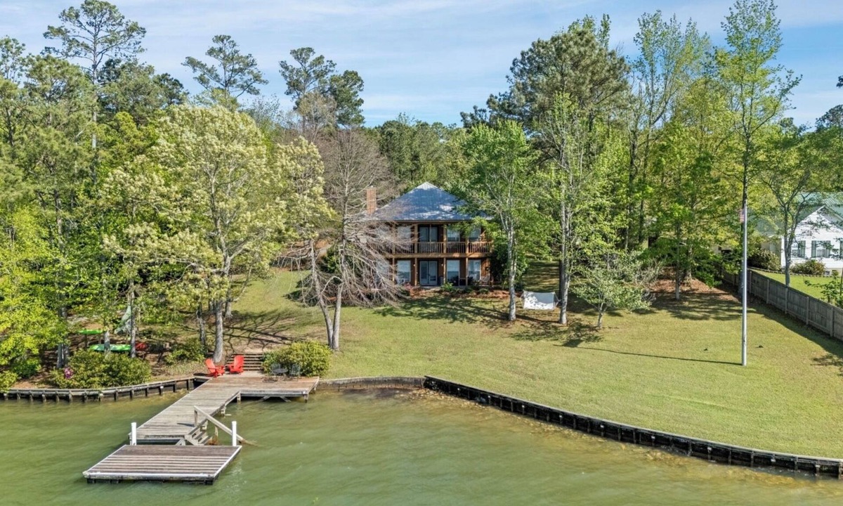 Dadeville House | New! Daydream Believer is a 4BR, 2.5BA Lake Martin home that is PET FRIENDLY!