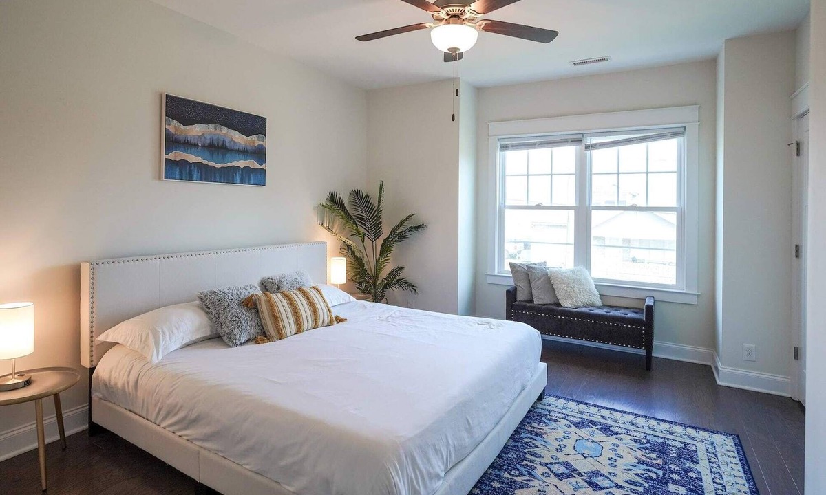 Murfreesboro House | NEW Family Friendly Manor | Sleeps 14 | Parking