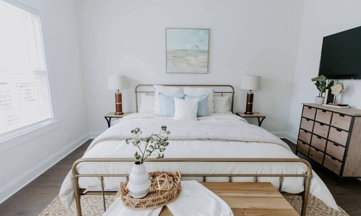 Murfreesboro House | NEW Family Friendly Maple Mansion | Sleeps 28