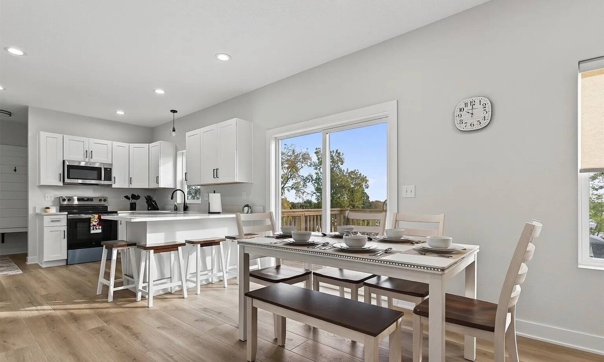 Urbandale House | New Home in Urbandale/Des Moines – Modern Comfort In Prime Location!