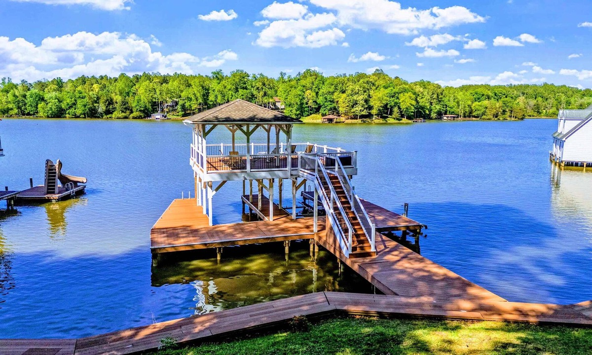 Livingston House | NEW Lakefront Lake Anna, Dock, Hot Tub, Game Room