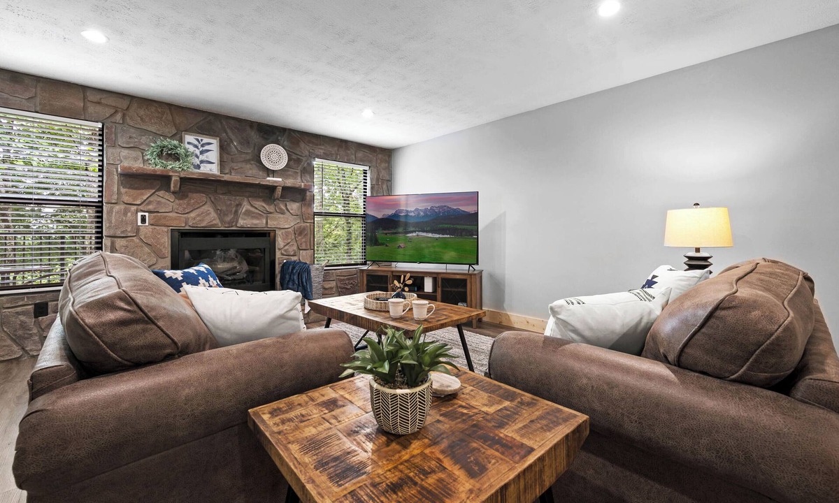 Caton House | NEW LISTING! 3bed/3bath-Newly Renovated-Near Dollywood-Affordable-Spacious