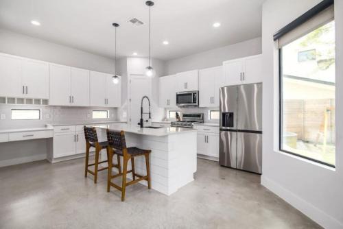 St. Johns House | New Modern 3BR 2.5BA North Loop, Cowboy Pool and Patio by Austin Vacay