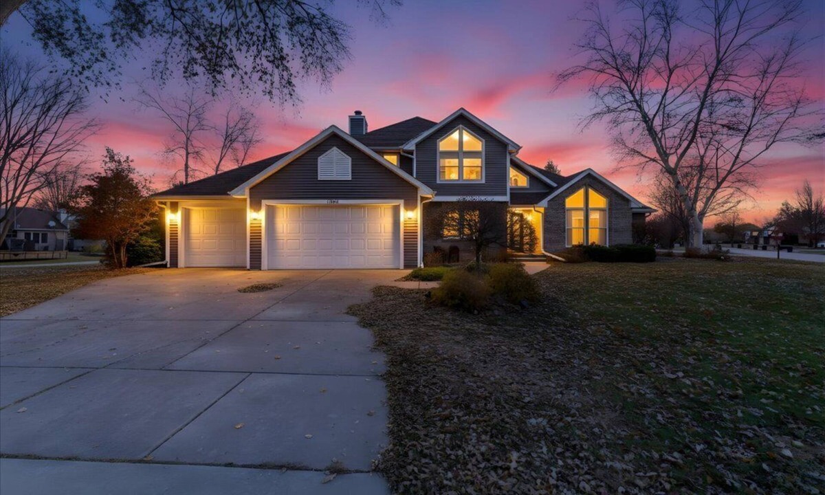 Janesville House | New Owner Special > Hot Tub - Sauna - Private Gym