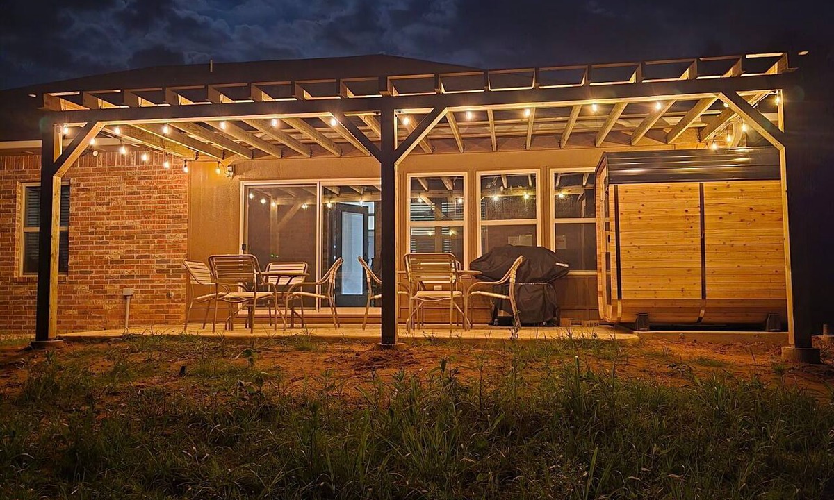 Norman Cabin | Newly Built Cabin by Lake Thunderbird with Sauna, Hot Tub and EV Charger. OU,OKC