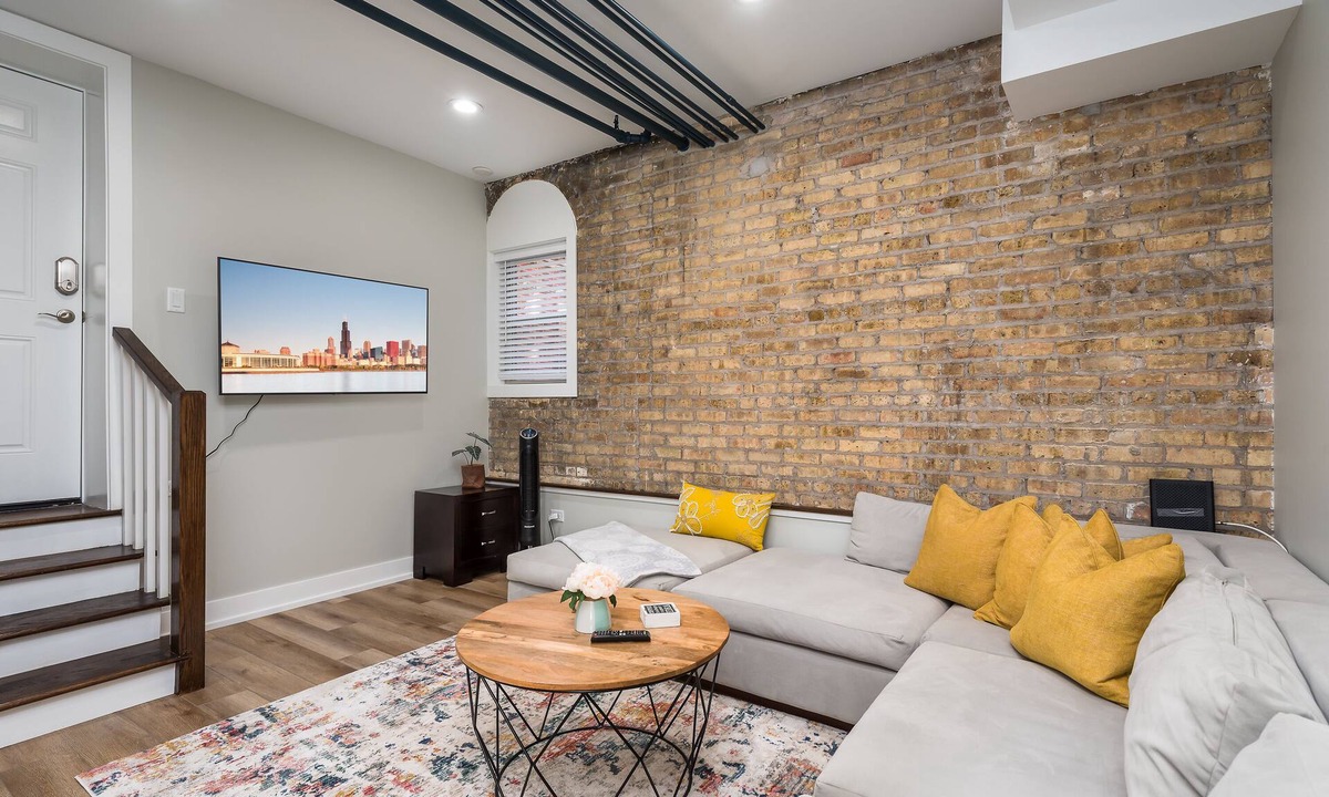 West Ridge Apartment | Newly Remodeled Apartment in Great Location W/ Restaurants, Shops & Transit Near