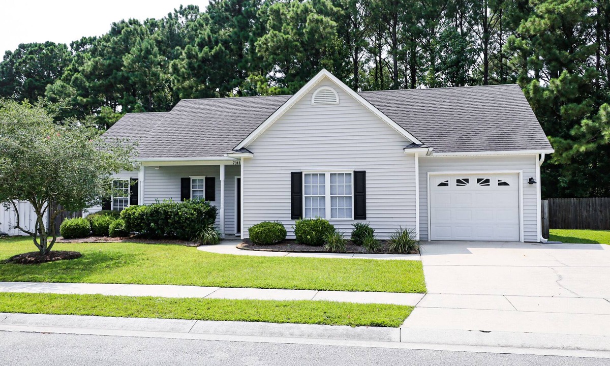Murraysville House | Newly Remodeled with Beachy Decor-Outside Grill- Minutes to Beach-Sleeps 6