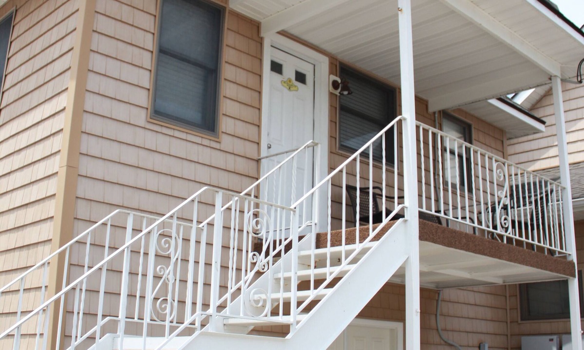 Wildwood Crest Apartment | NEWLY RENNOVATED 2 Bedrooms 1 Bath Located Across The Street From The Beach!