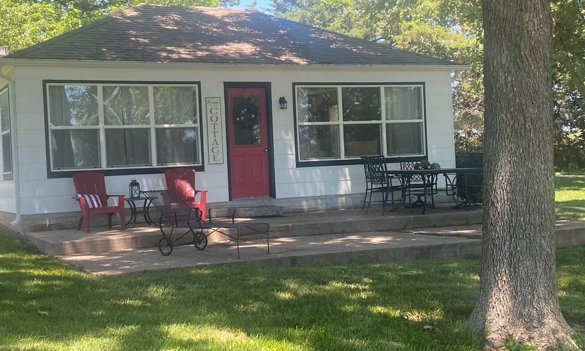 Marion Cottage | Newly renovated kitchenette. The Cozy cottage at the Marion County Lake.