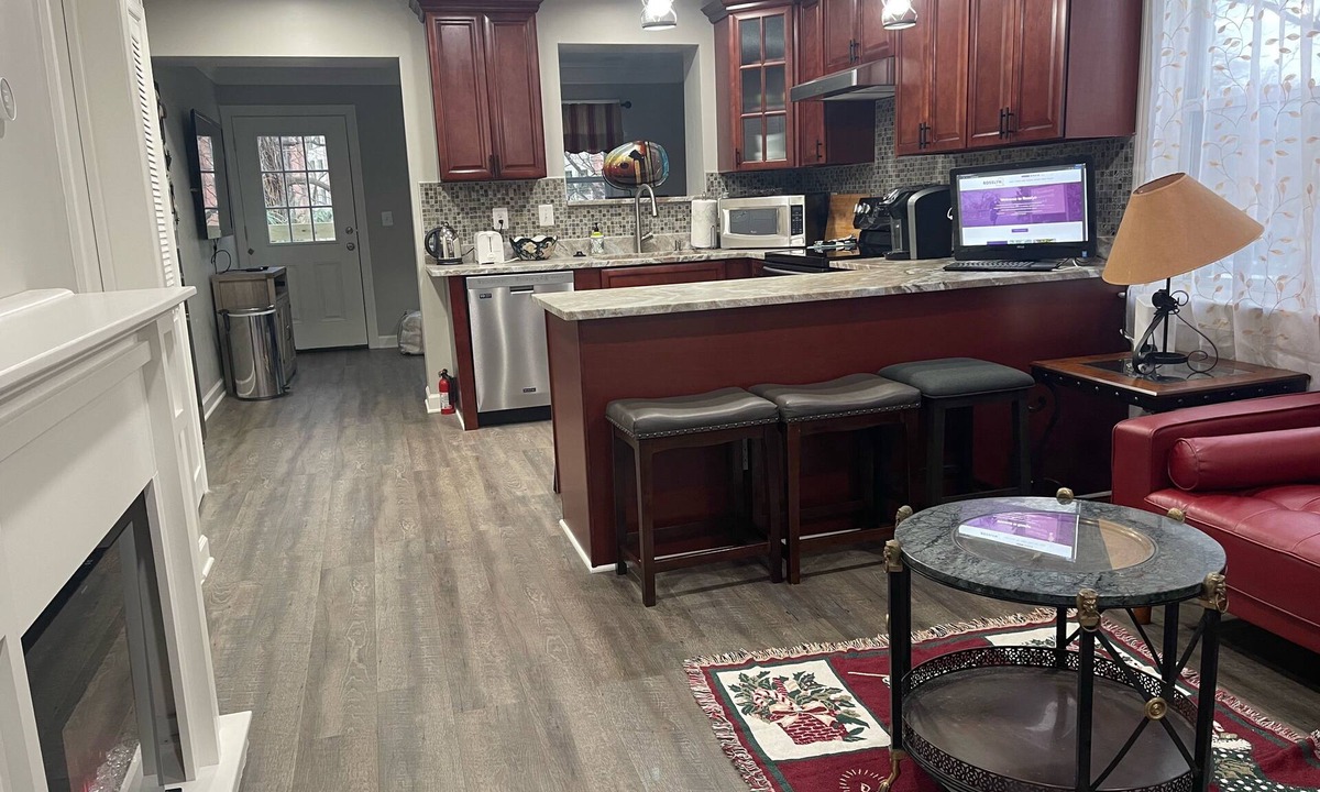 Rosslyn House | Newly Renovated Modern & Cozy Townhome conveniently located in Rosslyn - Parking