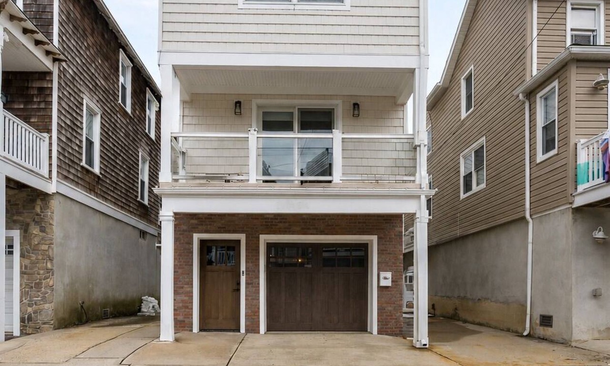 Sea Bright House | Newly Renovated Spacious 5-bedroom + Rooftop Deck + Walk to Everything