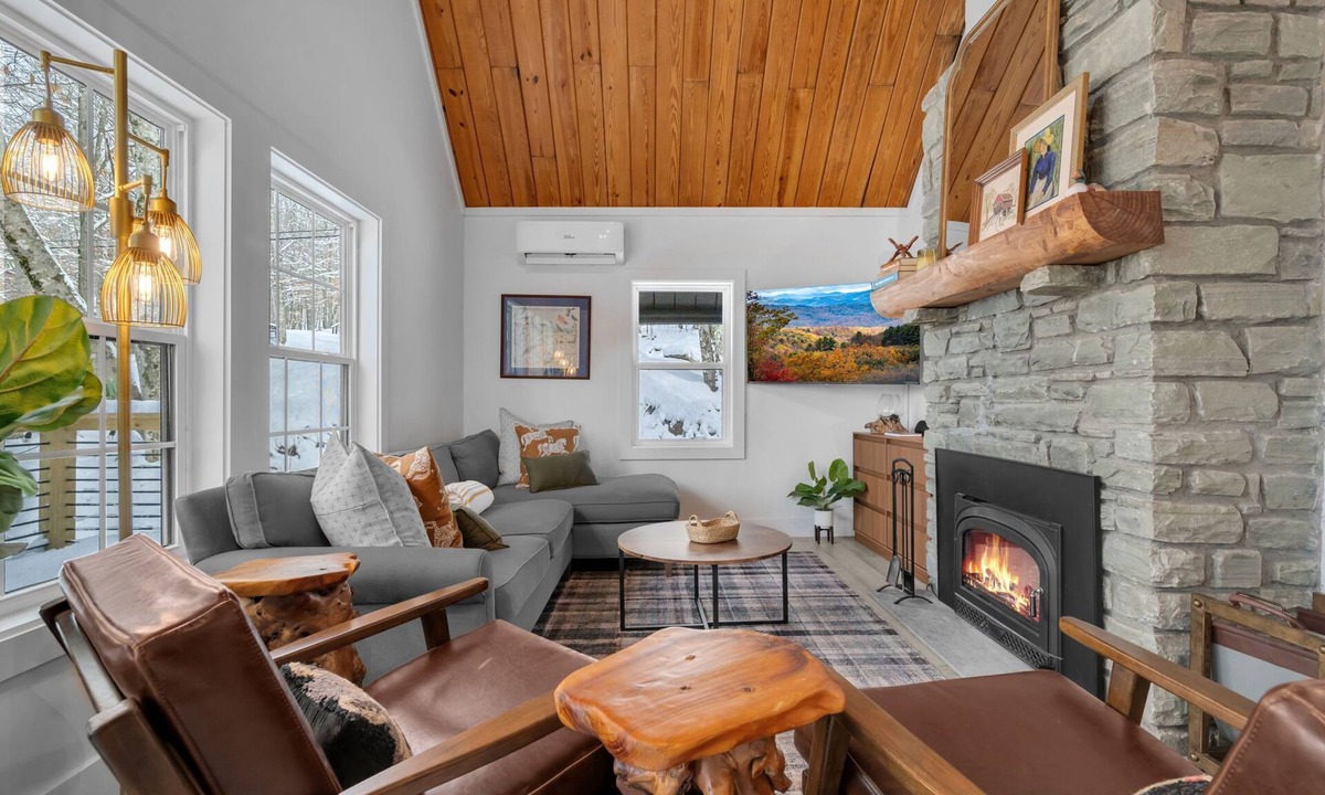 Charter Hills Ski Chalet | Newly renovated, Cozy and Family Friendly!
