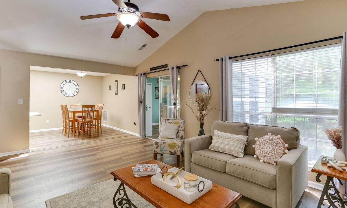 Williamsburg House | NEWLY UPDATED! Charming 2 Bedroom Townhouse near Prime Outlets - Pet friendly.