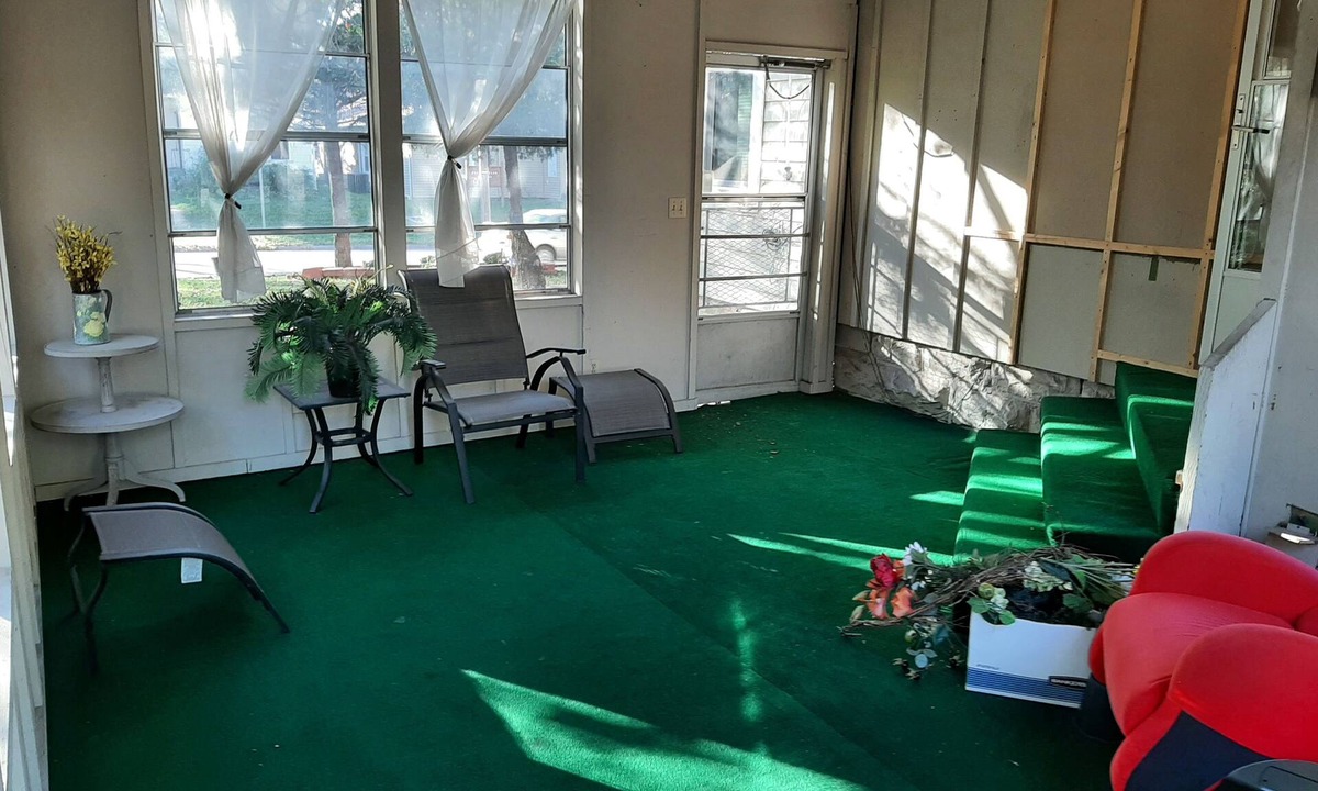 Olathe House | Nice quiet and safe place to stay you will enjoy, nice enclosed porch