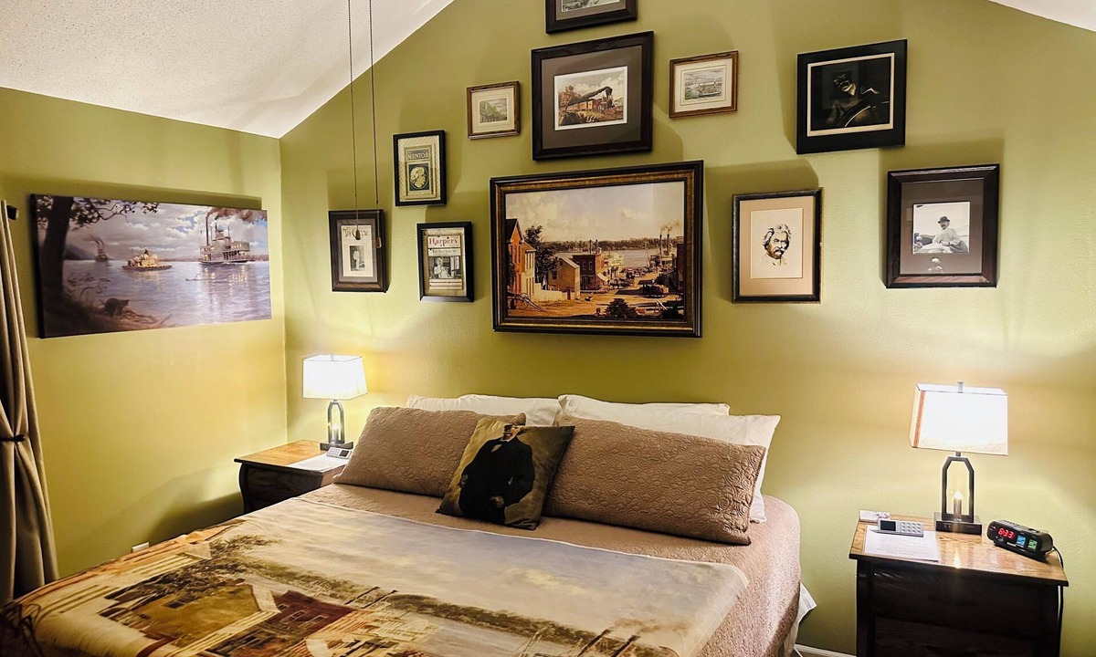 Hannibal House | Night at the Twain Museum. Very comfy Beds