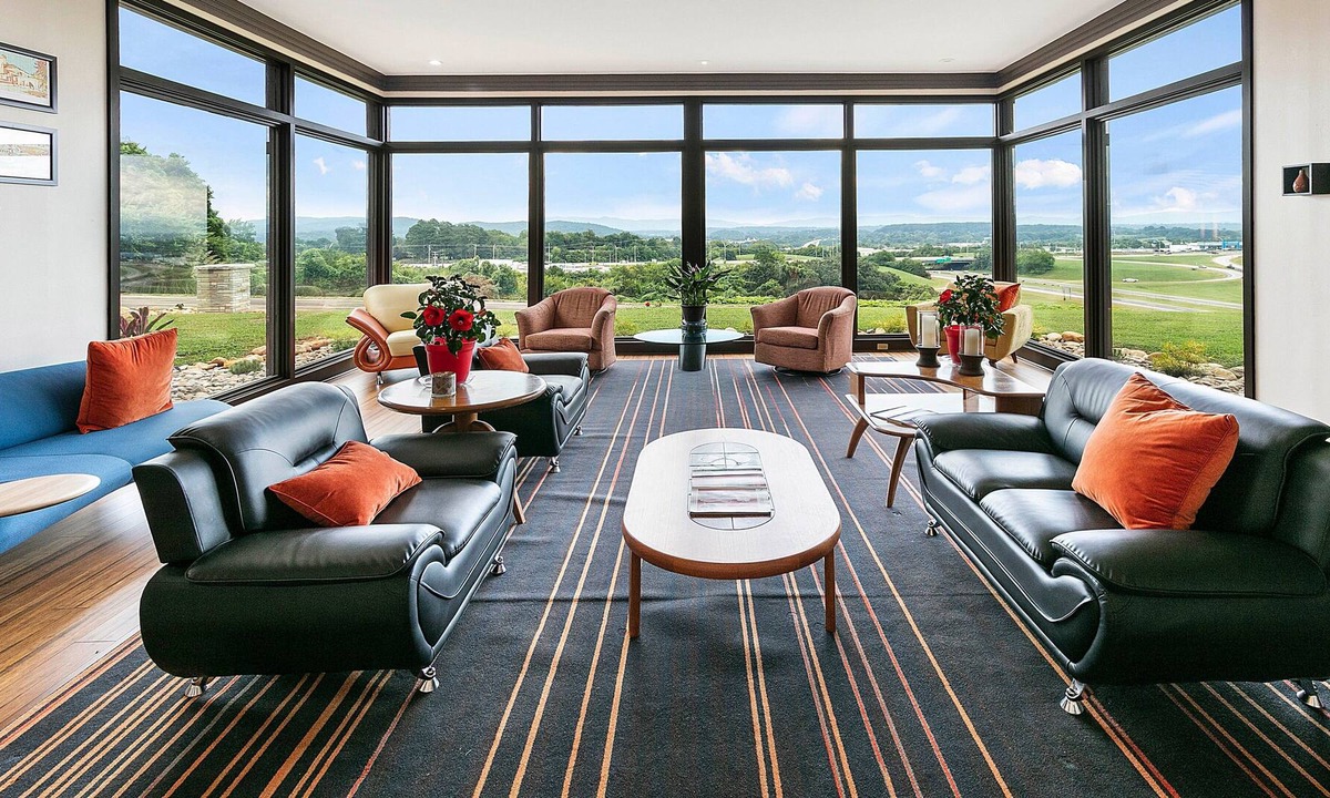 Mount Vernon House | No stairs, pool & stunning view. 6 bedrooms! Near Knoxville.