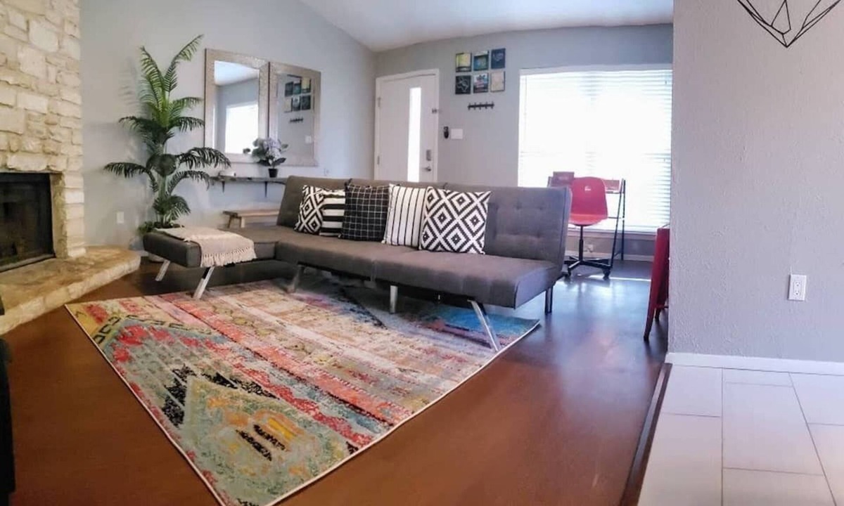 Quail Hollow House | North Austin Hip Duplex