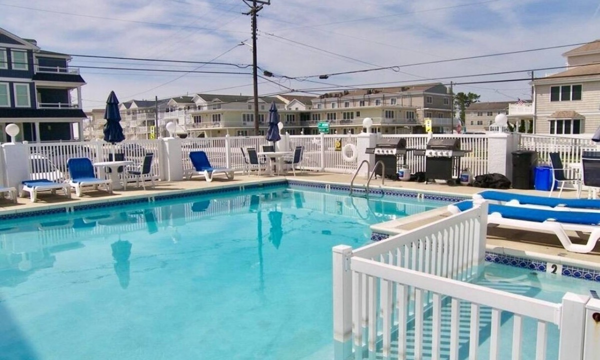 North Wildwood Condo | NORTH WILDWOOD - 1 BR - 1 Block to BEACH - Heated POOL