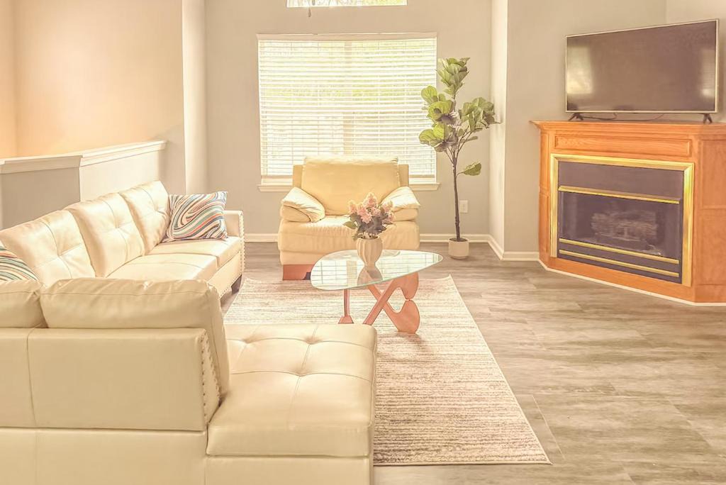 Greenbrier West Apartment | Nyakio Suite