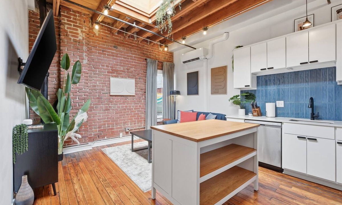 Crossroads Arts District Condo | Oak St. #3 Modern 1BR Loft | Steps to T-Mobile + Power & Light | Free Parking