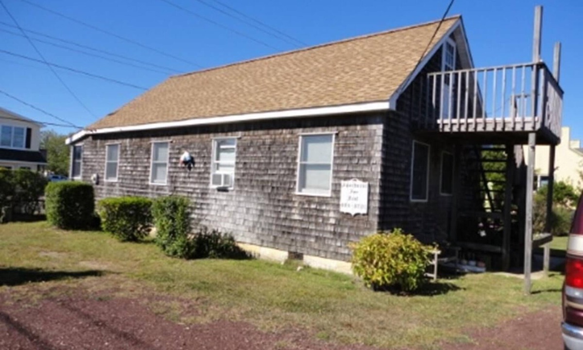 Surf City Apartment | Ocean Block. Beach Badges. Washer & Dryer.Surf city. small but cute rear.