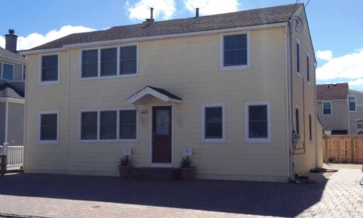 North Beach Haven House | Ocean Block. Internet/WIFI. Deck. Washer & Dryer. Well-maintained first floor.