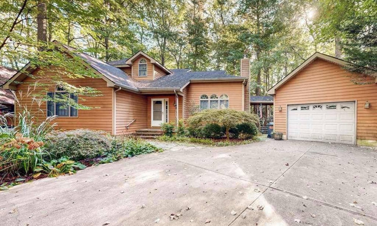 Ocean Pines House | Ocean Pines Home with Central AC, Porch, Balcony, WiFi & Community Pool Access