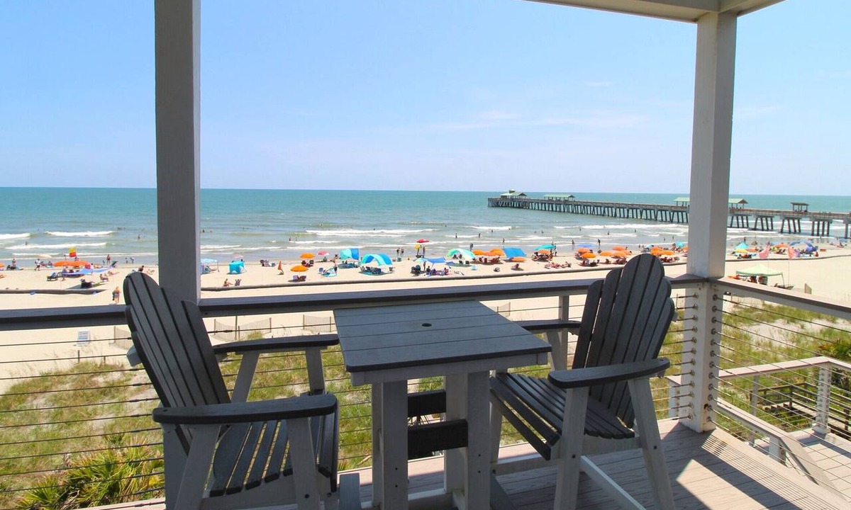 Folly Beach Condo | Oceanfront Corner Condo w/Beautiful Views~Folly Beach Suites 3A