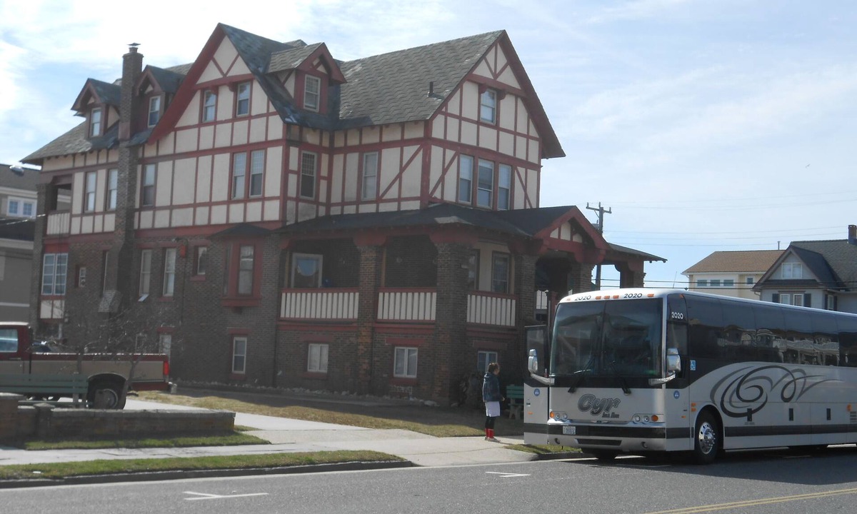 North End House | OCNJ 14 Bedrooms 9+ Baths 2 UNITS @12th & Central, 46 Guests, A/C, Free Parking