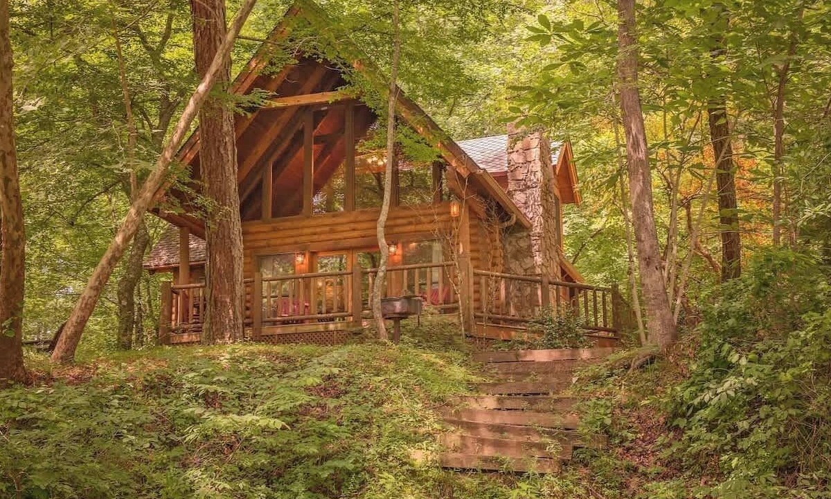 Benton Cabin | Ocoee Log Cabin steps from Ocoee in resort village