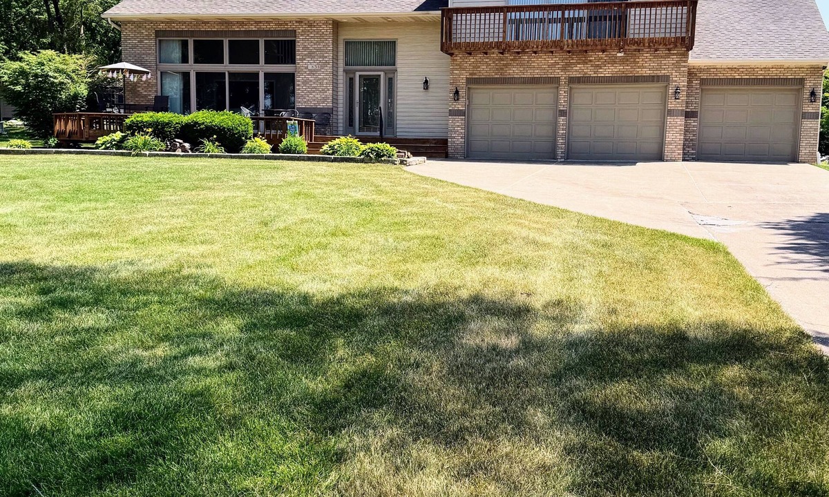Rapids City House | On the banks of the Mississippi River with easy access to the Quad Cities.