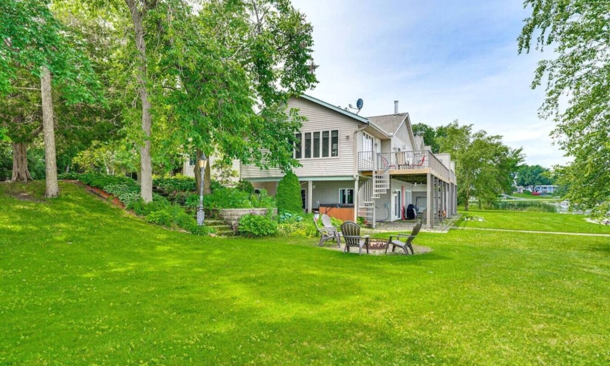 Howard Lake House | On the lake | Hot Tub | Pool Table | 10 Beds