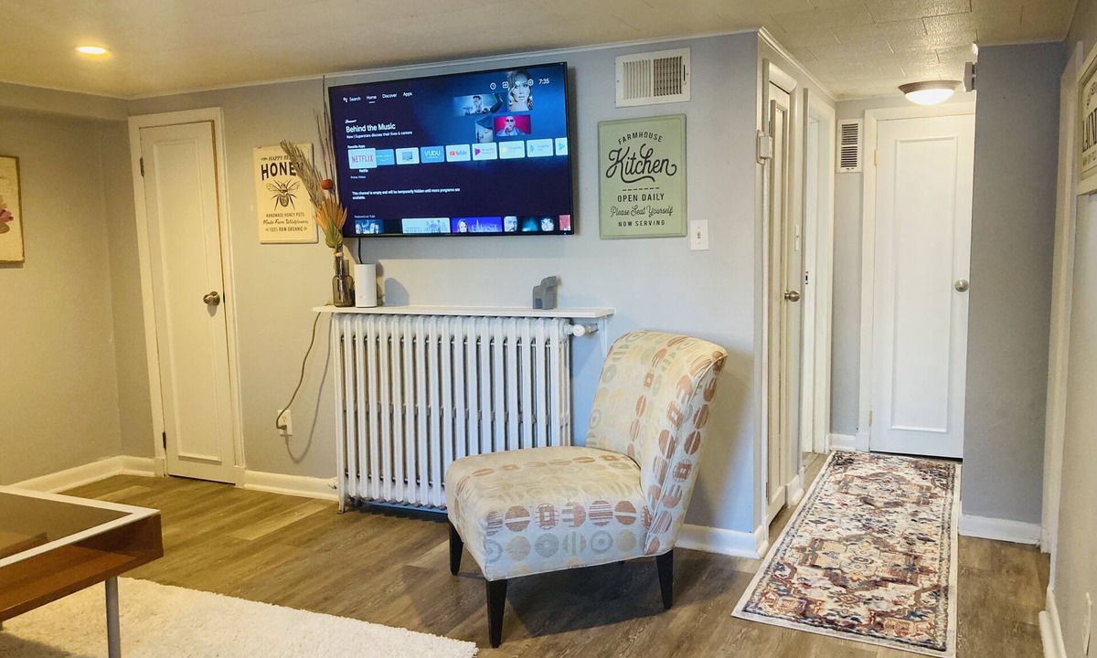 Nauck Apartment | One Small House on Nelson mins to Interstate & walking distance to public transp