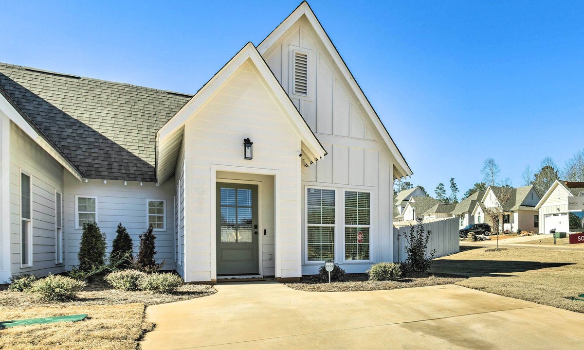 Opelika House | Opelika Townhome w/Central A/C + Heating!