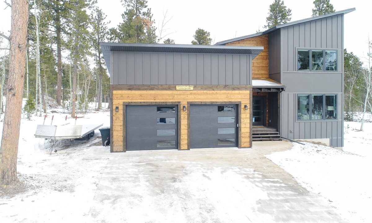 Deadwood Cabin | Open Concept Modern Cabin w/7 Person Hot tub, Games, TVs & Clubhouse w/Pool