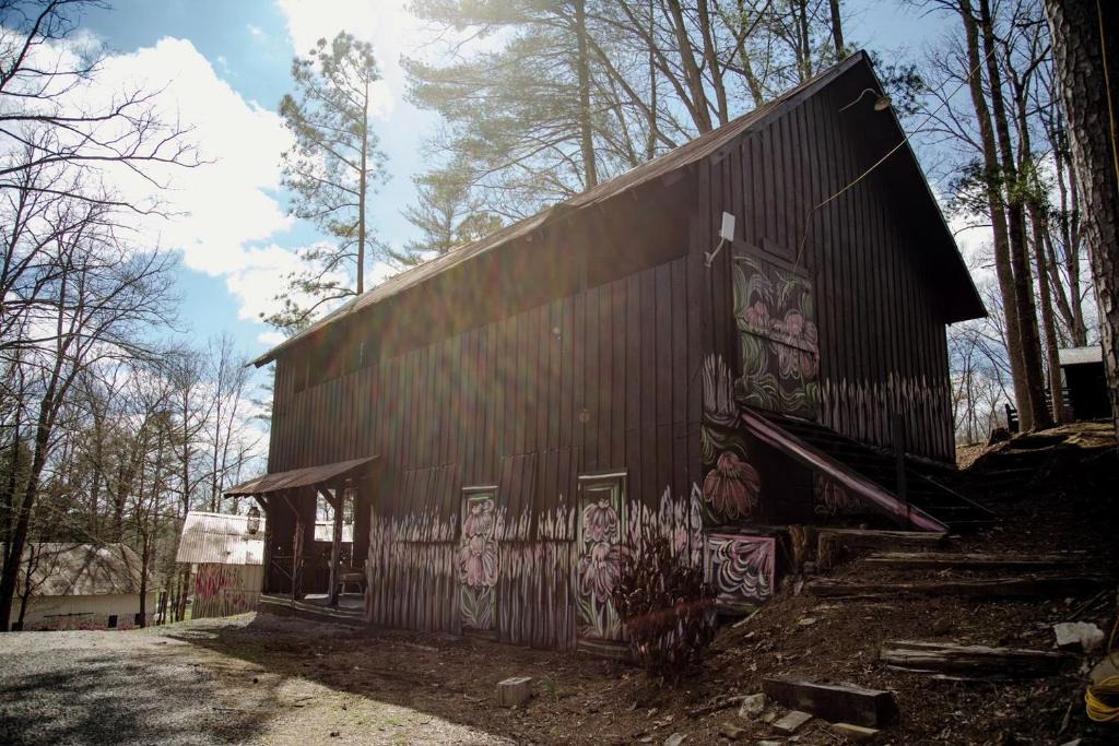 Tracy City House | Originality Unleashed: Pet-Friendly Cabin Retreat for Family Fun in Tracy City