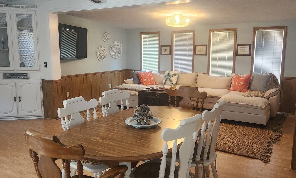Supply House | Oyster and the Crab is a vintage coastal gem 2.5 miles from Holden Beach
