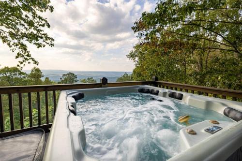 Mentone House | Paradise Found - Lookout Mt Edge, Hot Tub & Views