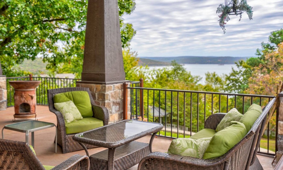 Paradise Hill House | Paradise Point. Large House with Lake View and Boat Slip