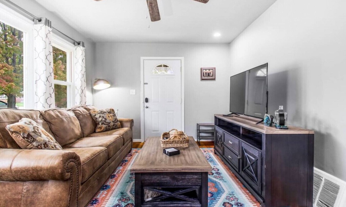 Peoria Heights House | Paris in the Heights: 3Bed+Backyard Patio