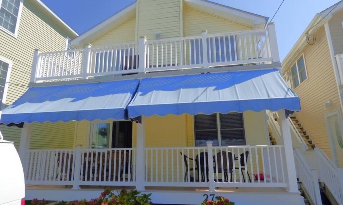 Gardens House | Peaceful 2nd-Floor Getaway, Quiet Central Location, Walk to Beach & Bay