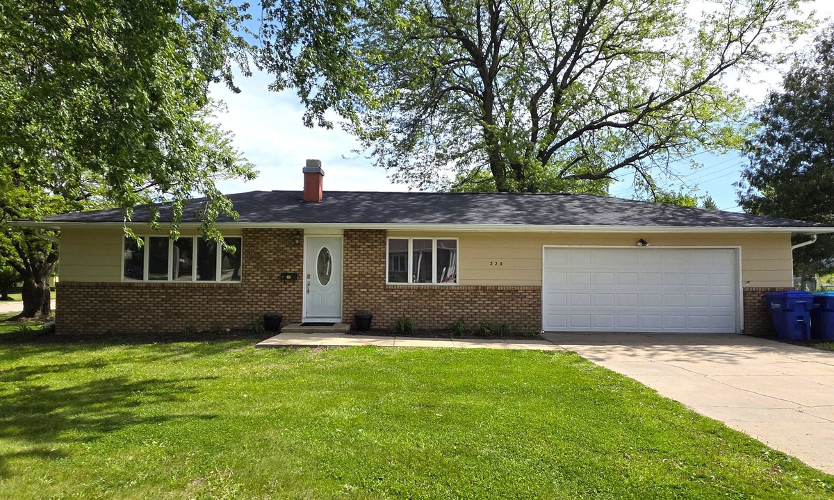 Oelwein House | Peaceful 4-bedroom entire house with AC in Oelwein with garage & free wi-fi