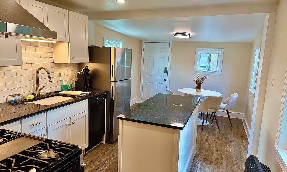 Trinity Vicinity Apartment | Peaceful City Retreat - 2BR w/Vintage Charm